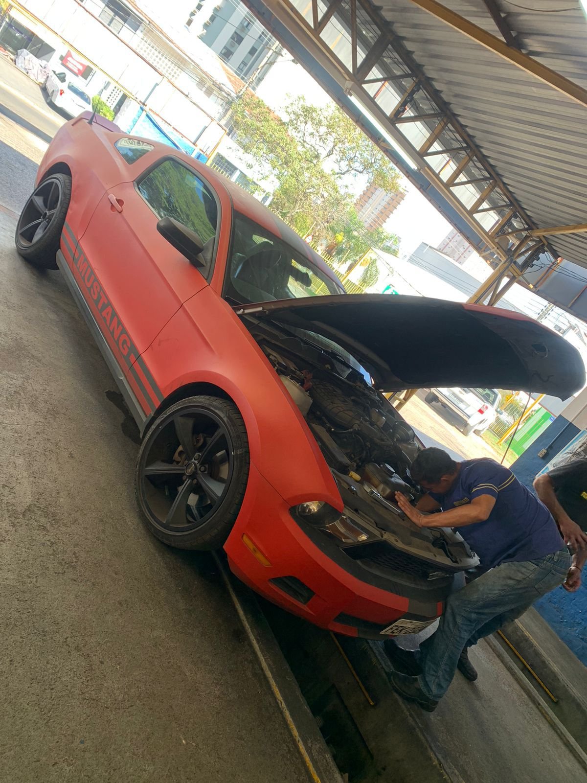 Troca de óleo em Mustang